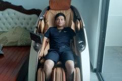 khach-mua-ghe-massage-drcare-919X-50