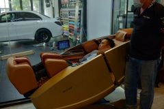 khach-mua-ghe-massage-drcare-919X-52