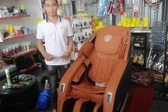 khach-mua-ghe-massage-drcare-923-36