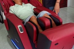 khach-mua-ghe-massage-drcare-923-47