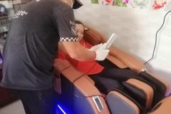 khach-mua-ghe-massage-drcare-923-60