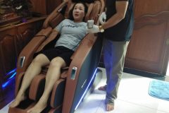 khach-mua-ghe-massage-drcare-923-62