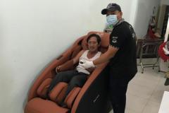 khach-mua-ghe-massage-drcare-933-26