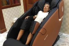 khach-mua-ghe-massage-drcare-933-29