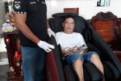 khach-mua-ghe-massage-drcare-933-30