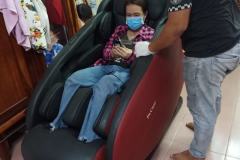 khach-mua-ghe-massage-drcare-933-32