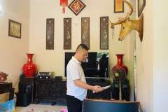 khach-mua-ghe-massage-drcare-933-34