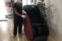 khach-mua-ghe-massage-drcare-933-35