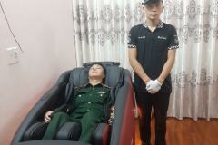 khach-mua-ghe-massage-drcare-933-37