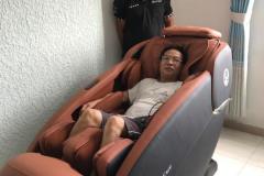 khach-mua-ghe-massage-drcare-933-38