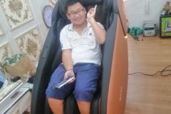 khach-mua-ghe-massage-drcare-933-40