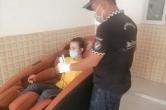 khach-mua-ghe-massage-drcare-933-42