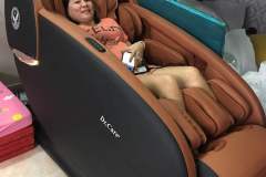 khach-mua-ghe-massage-drcare-933-43
