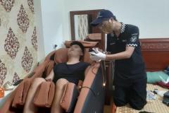 khach-mua-ghe-massage-drcare-933-44