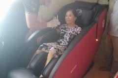 khach-mua-ghe-massage-drcare-933-45