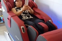 khach-mua-ghe-massage-drcare-933-46