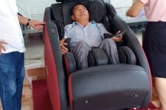 khach-mua-ghe-massage-drcare-933-47