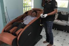 khach-mua-ghe-massage-drcare-933-48