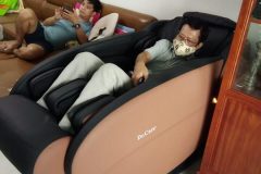 khach-mua-ghe-massage-drcare-933-50