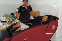 khach-mua-ghe-massage-drcare-933-51